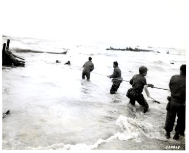 SC 320869 - American soldiers waist deep in water, use a l…