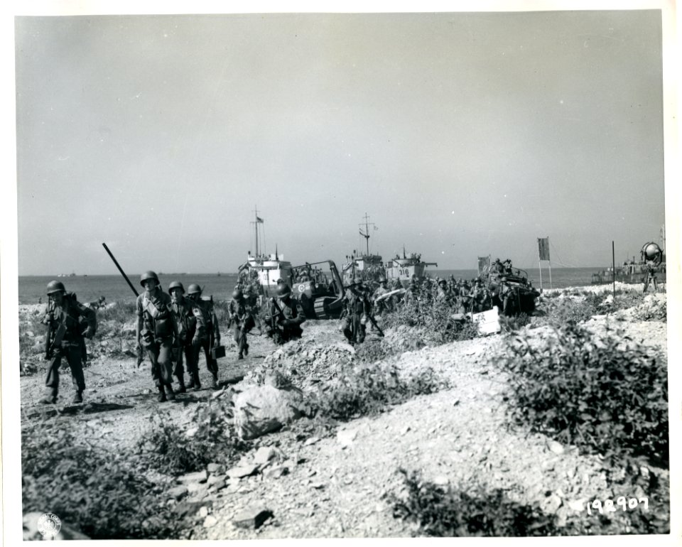 SC 192907 - Allied troops of the 36th Division come ashore…
