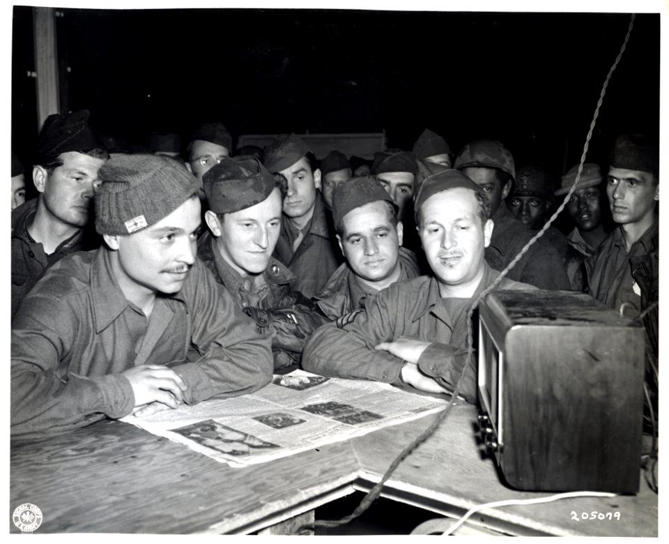 SC 205079 - Homeward bound Connecticut soldiers listen to …