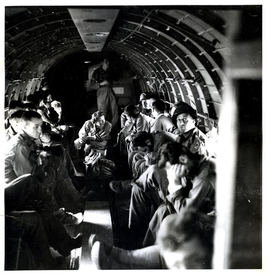 SC 293239 - Wounded Americans are flown across the English…