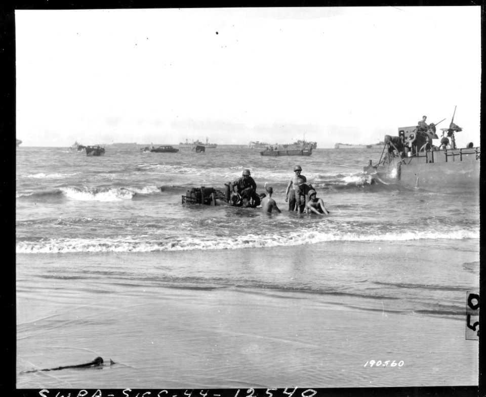 SC 190560 - Men of the 163rd Regiment, 41st Division cater…