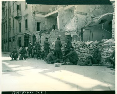 American troops take time out for chow in the devastated o…