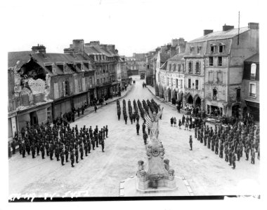 SC 190629 - American paratroopers stand honor guard in the…