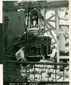 An American soldier and an Italian civilian kneel in praye…