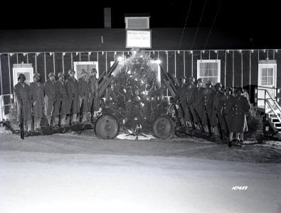 SC 167469 - Christmas tree and Howitzers form the holiday …