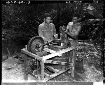 SC 190528 - WO Bernard C. Simons, Fargo, ND., left, and Sg… photo