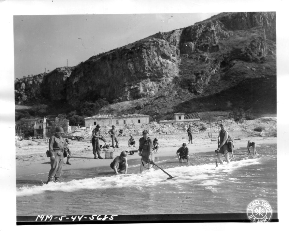 SC 190570 - Lt. Col. Stanley R. Lauferski directs his mine…