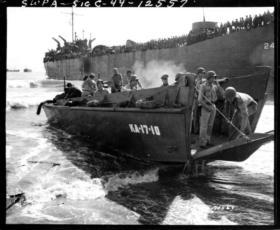 SC 190564 - Landing craft carry Gen. MacArthur, Colonel Ll…