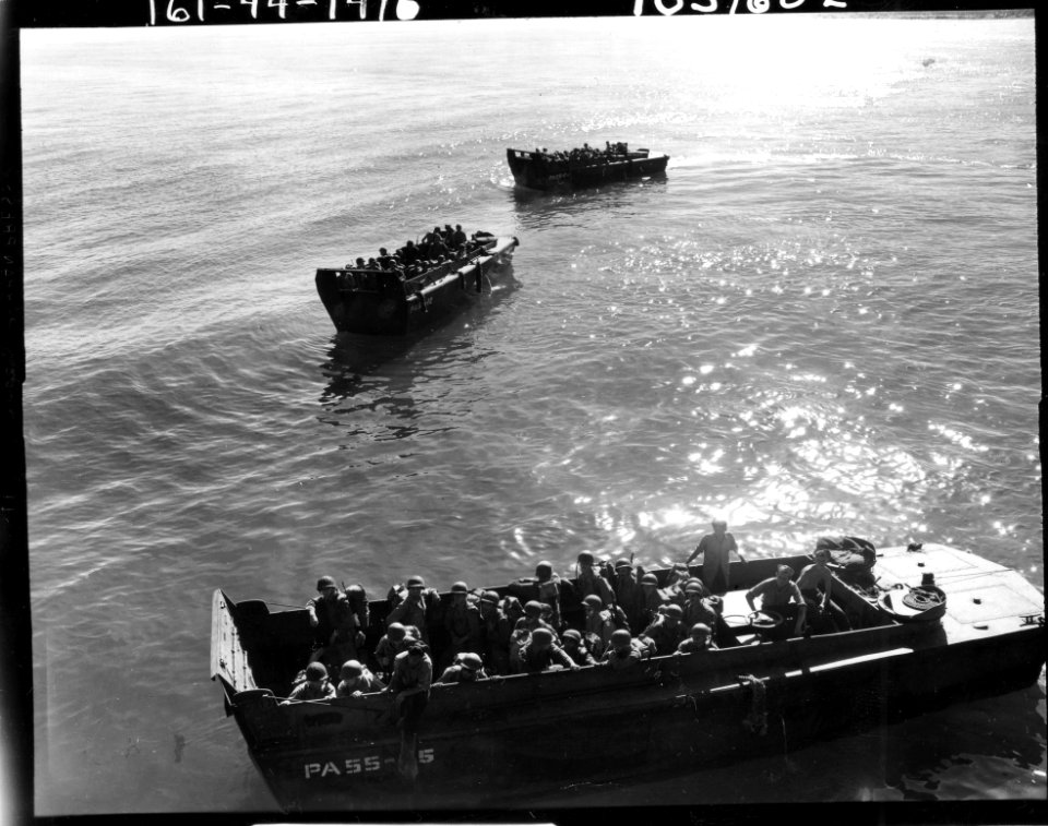 SC 190523 - Higgins boats bringing personnel of the 40th I…