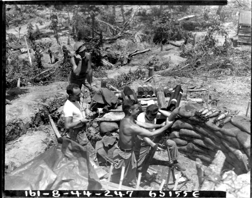 SC 190525 - Mortar crew of 164th Inf. Regt., Americal Div.…