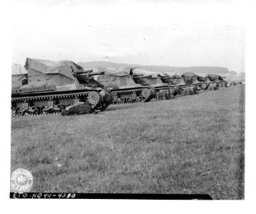 SC 190472 - Lineup of waterproofed M-7 mobile artillery. S…