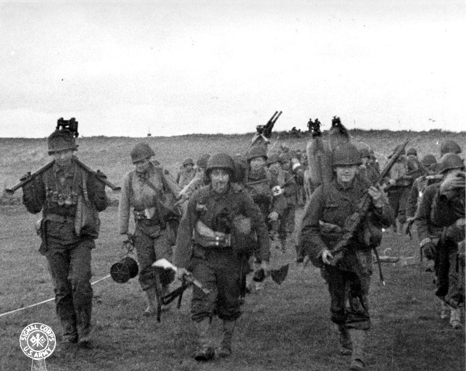 SC 190467 - American assault troops with full equipment af…