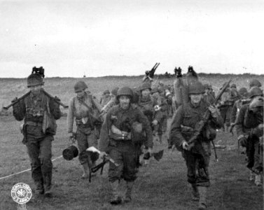 SC 190467 - American assault troops with full equipment af…