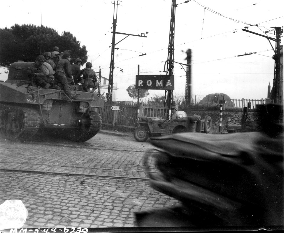 SC 190655 - American tanks entering Rome, 4 June, 1944.