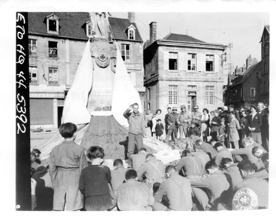 SC 190626 - Chaplain of an Airborne unit holds a prayer se…
