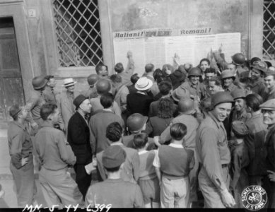 SC 190623 - American soldiers and Romans reading Allied mi… photo