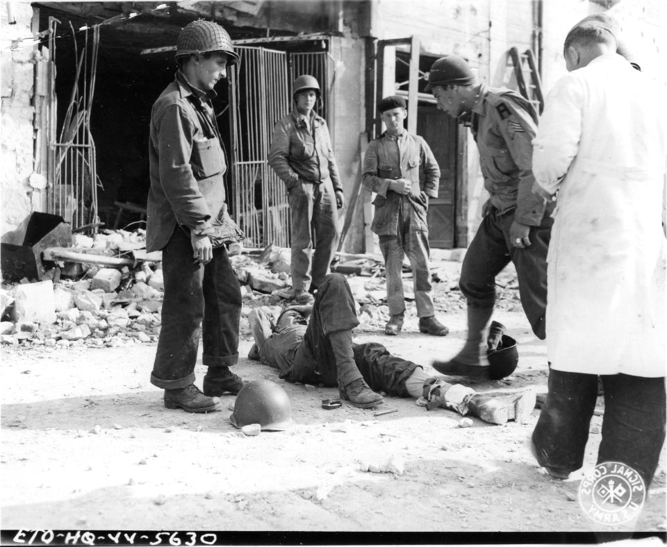 SC 190609-S - U.S. Army and Navy medics combine to give a …
