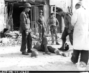SC 190609-S - U.S. Army and Navy medics combine to give a …