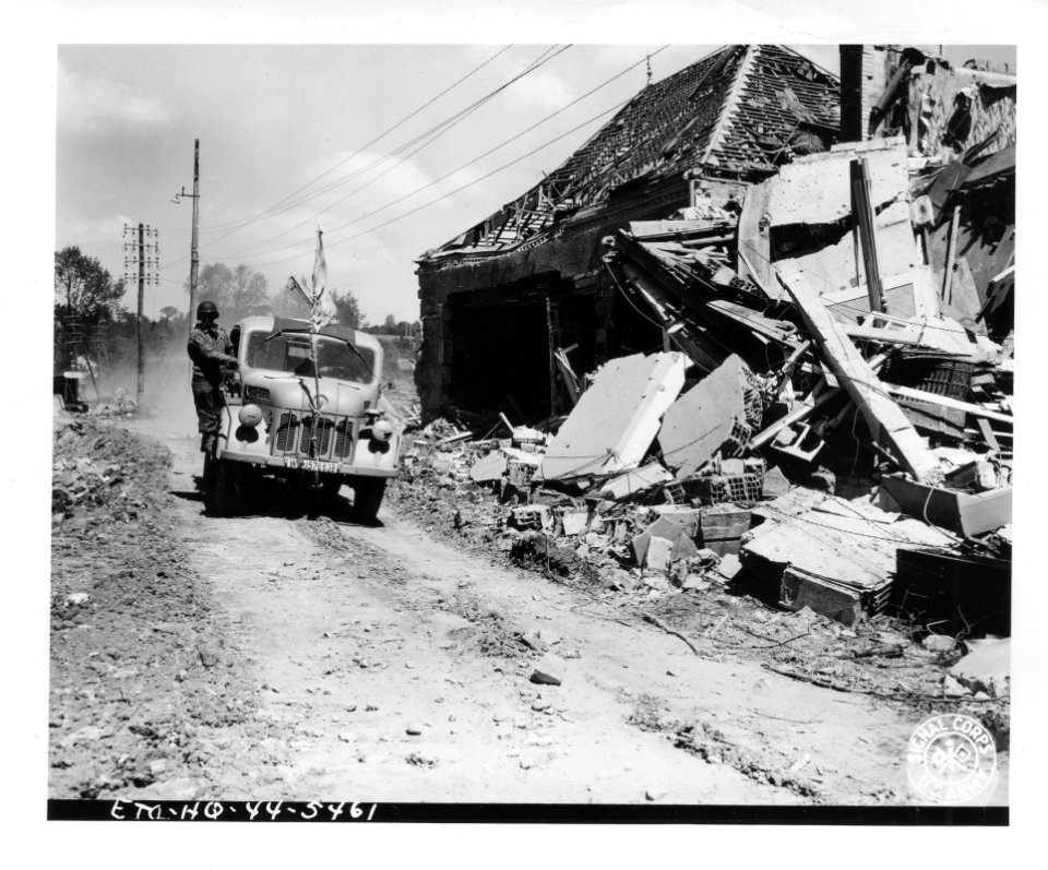 SC 190615 - American infantrymen utilize captured German v…