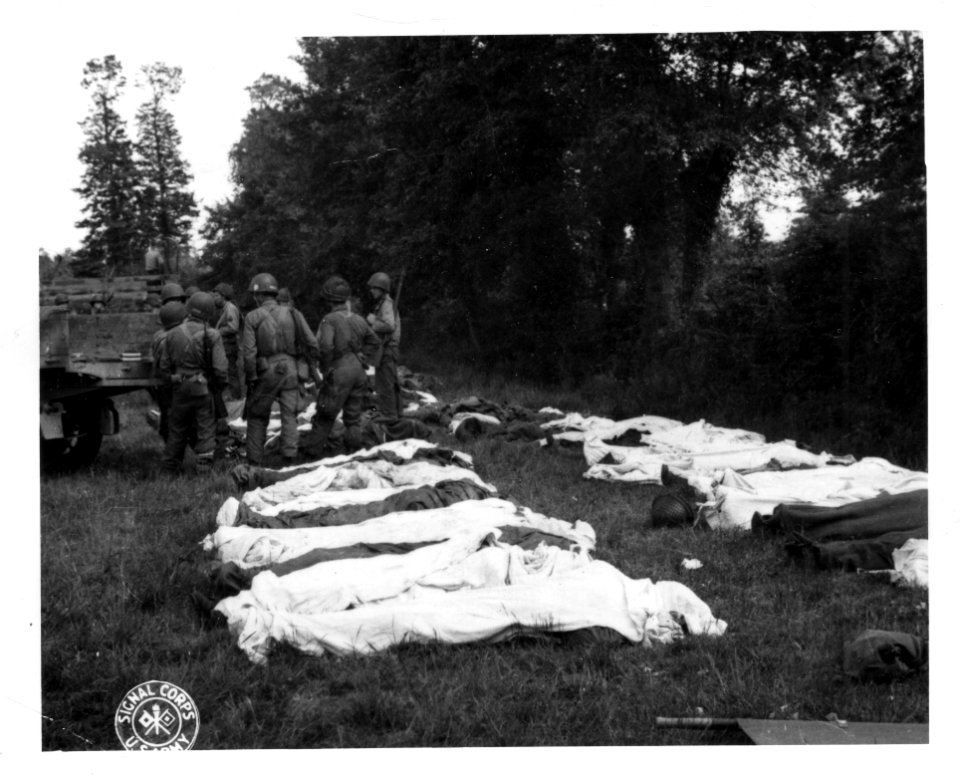 SC 190601 - Dead American soldiers being unloaded and line…