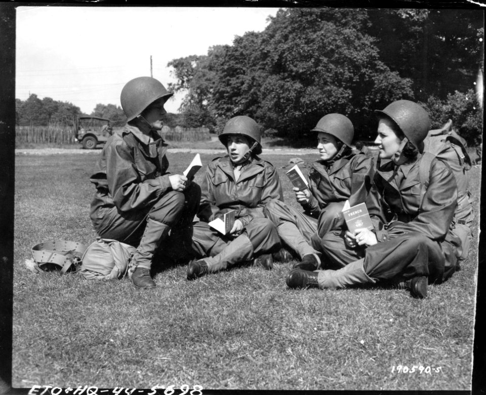 SC 190590-S - These WACs are studying French. 23 June, 194…