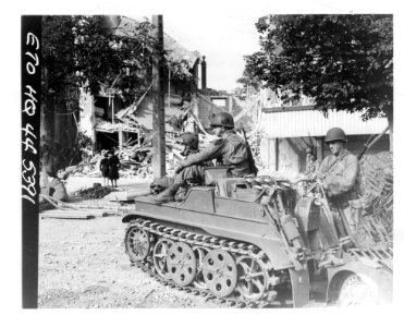 SC 190625 - Members of an American Airborne unit use a cap…