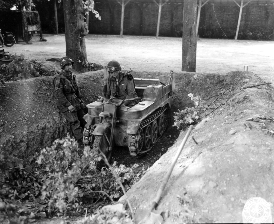 SC 190596 - Members of an American Airborne repair German …