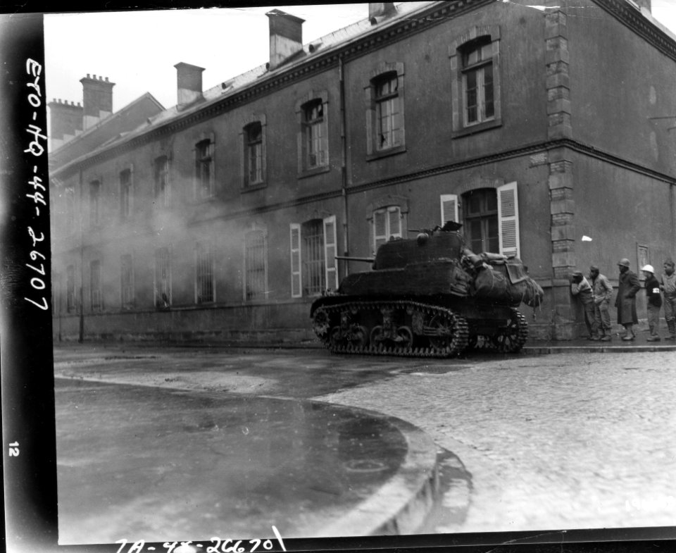 SC 196668 - A French tank machine-guns a German strong poi…
