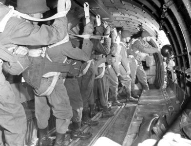 SC 187746-S - Paratroop field surgeons all lined up, ready…
