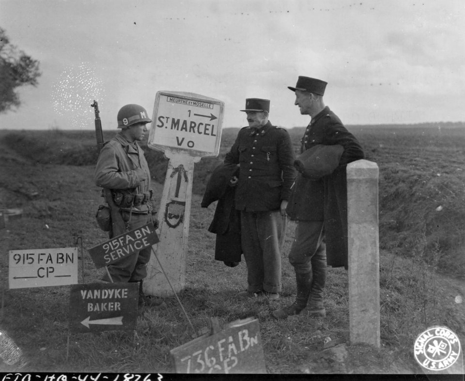 SC 411769 - Pvt. Alfred Gallman, left, of New York City, a…