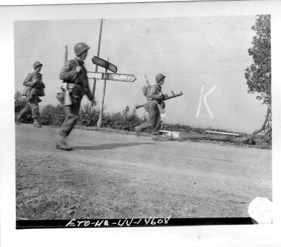 SC 411766 - An American bazookaman and two riflemen of the…