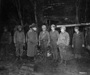SC 196442-S - Gen. Dwight D. Eisenhower talks to GIs on re…