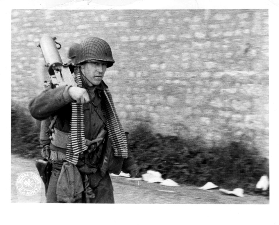 SC 196466 - This grim American soldier, machine gun slung …