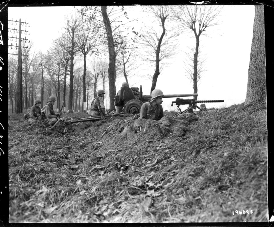 SC 196623 - An American anti-tank crew looks down the vall…