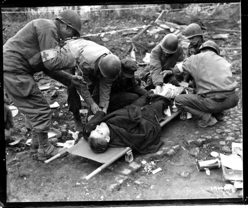SC 196625 - American medics in Wurselen, Germany, administ…