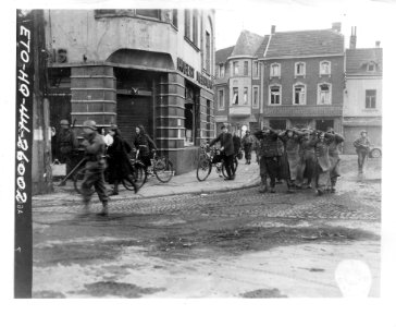 German prisoners captured in the new drive between Alsdorf…