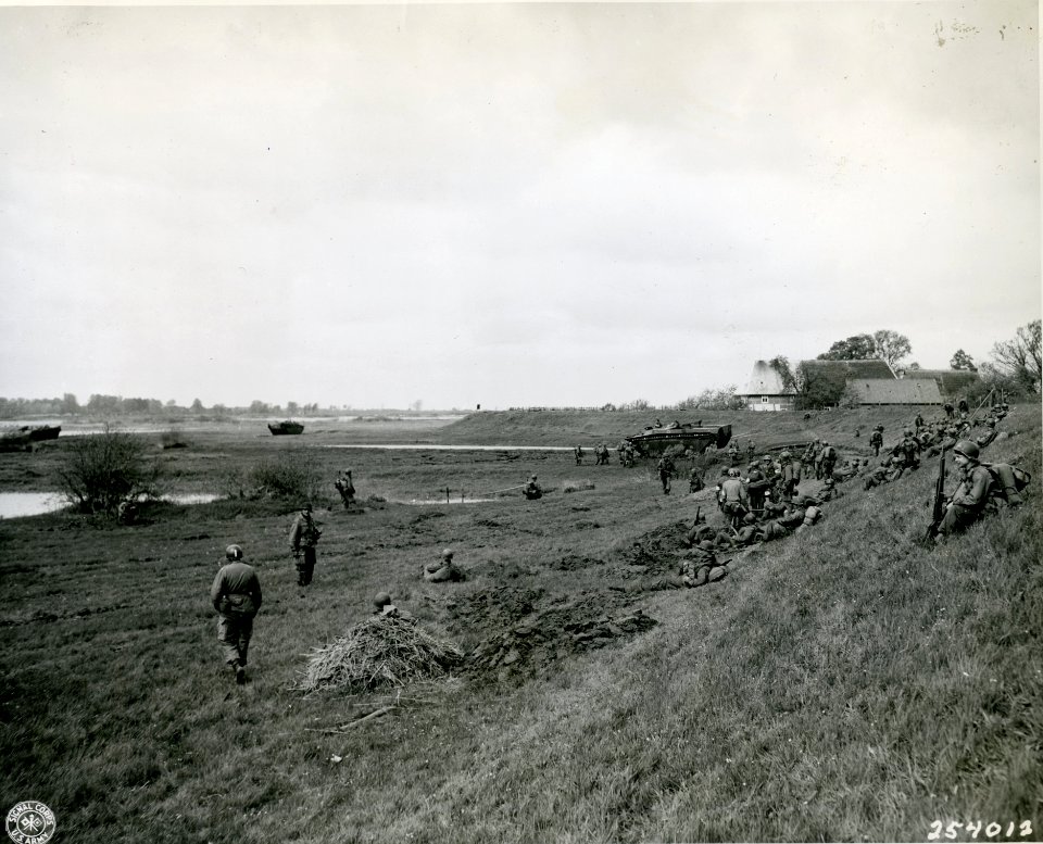 SC 254012 - American and British Airborne troops rest on t…