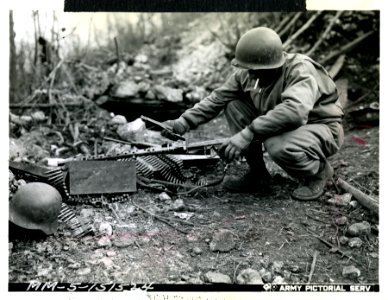 An American infantryman examines a captured German light m…