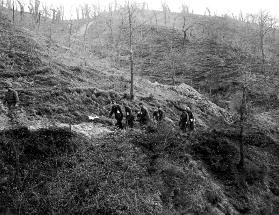 German prisoners carry American soldiers who were killed i…