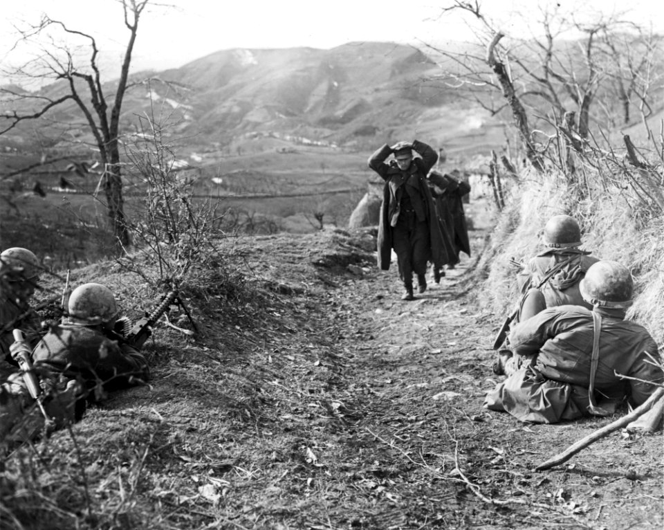Riflemen and machine gunner of "K" Co., 87th Mtn. Inf., 10…