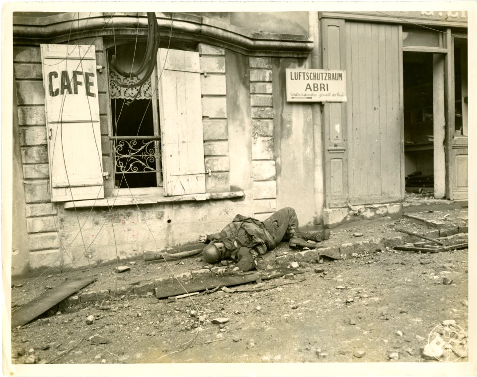 German soldier lies dead in street of Cherbourg, still clu…