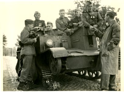 Signal Corps cameraman, Sgt. Harold Hershey, Wash., D.C. (…