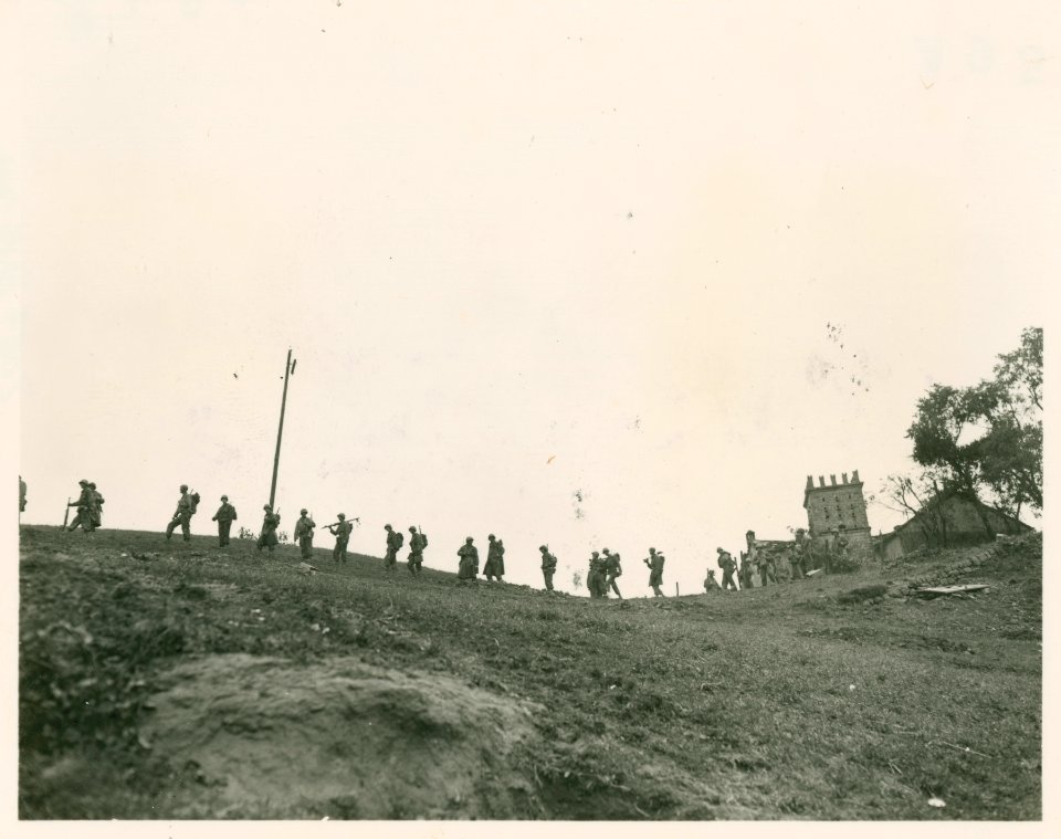 Soldiers of Co. F of the 362nd Infantry Regiment, 91st Div…
