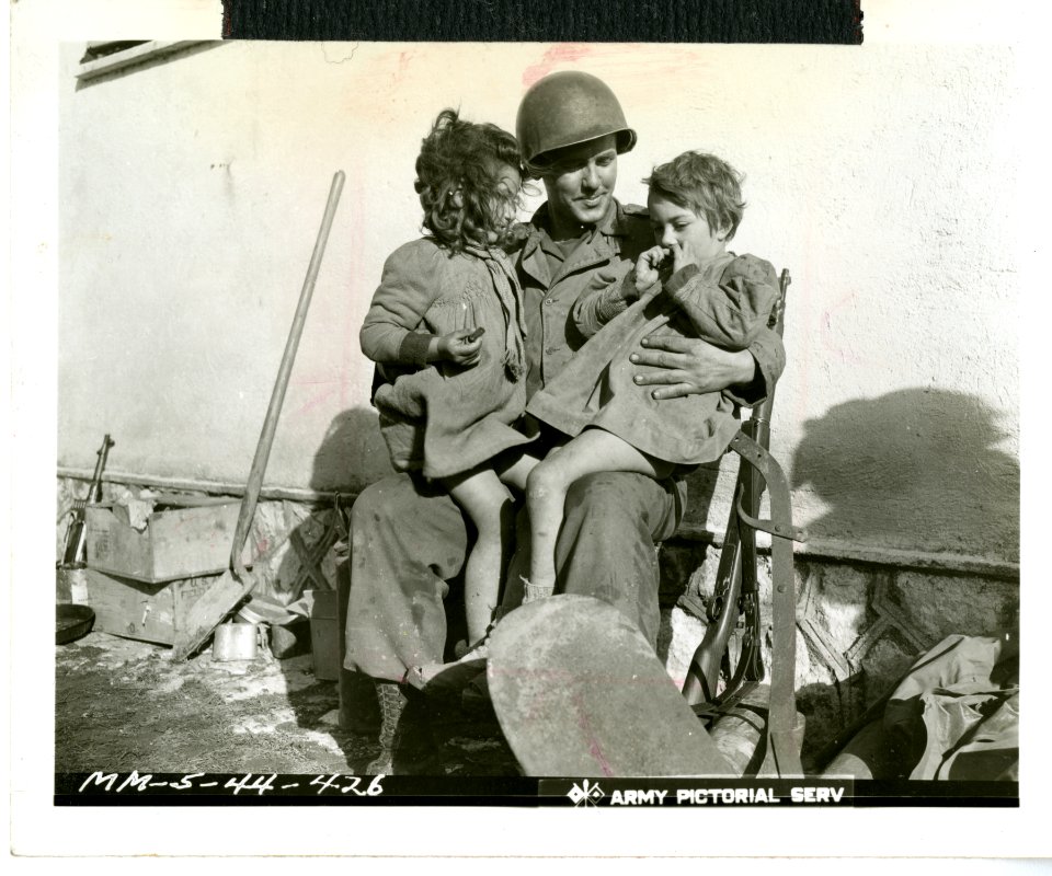 American artilleryman PFC Evane Sheldon of Bothell, Washin…