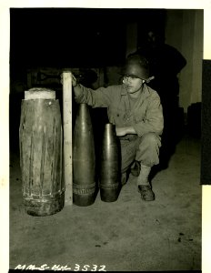 American soldier with three dud shells that landed on Anzi…