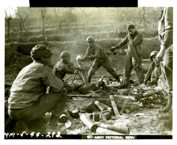 Pounding German positions in Rapido River Area, Italy! Inf…