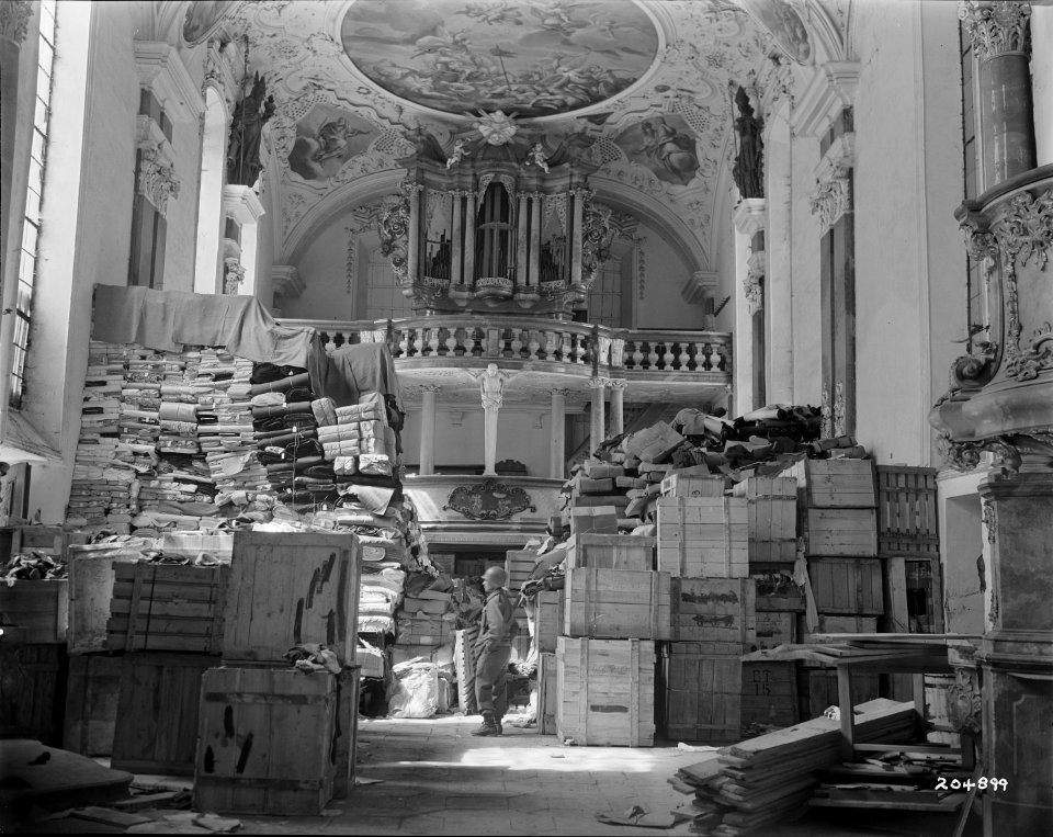 SC 204899 - American 3rd Army soldier inspects German loot…