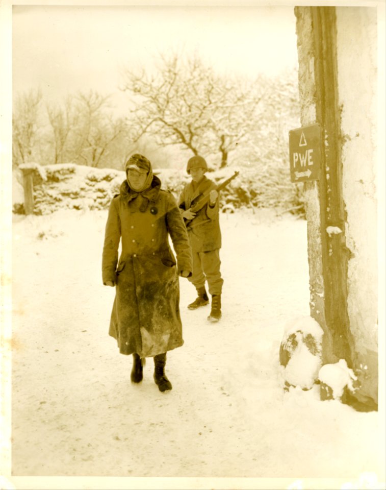The 10000th prisoner of war captured by the 6th Armored Di…
