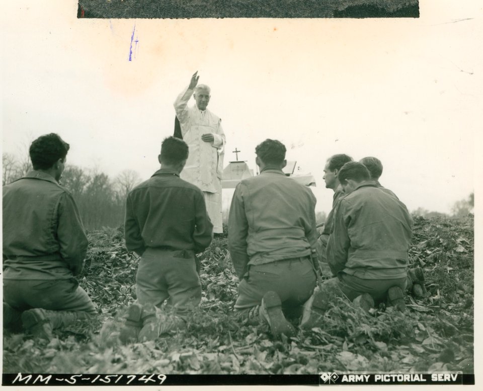 American Soldiers kneeling in prayer during pre-Christmas …