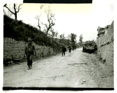 Members of an American mortar squad moving up toward Santa…